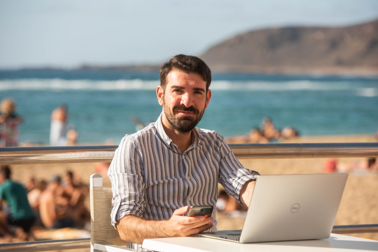 Víctor Gómez trabajando en remoto
