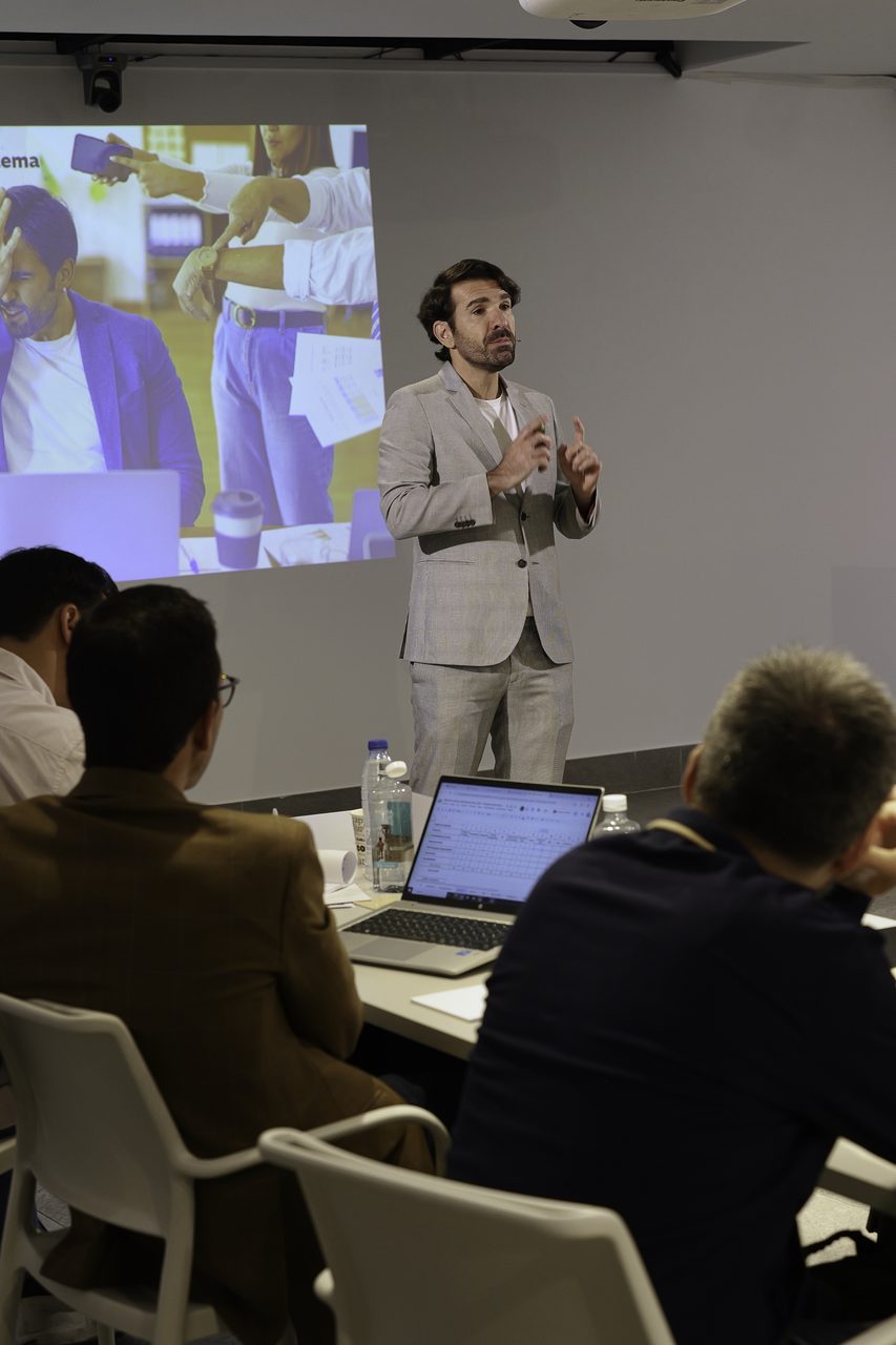 Víctor Gómez, consultor de negocios digitales, hablando ante inversores